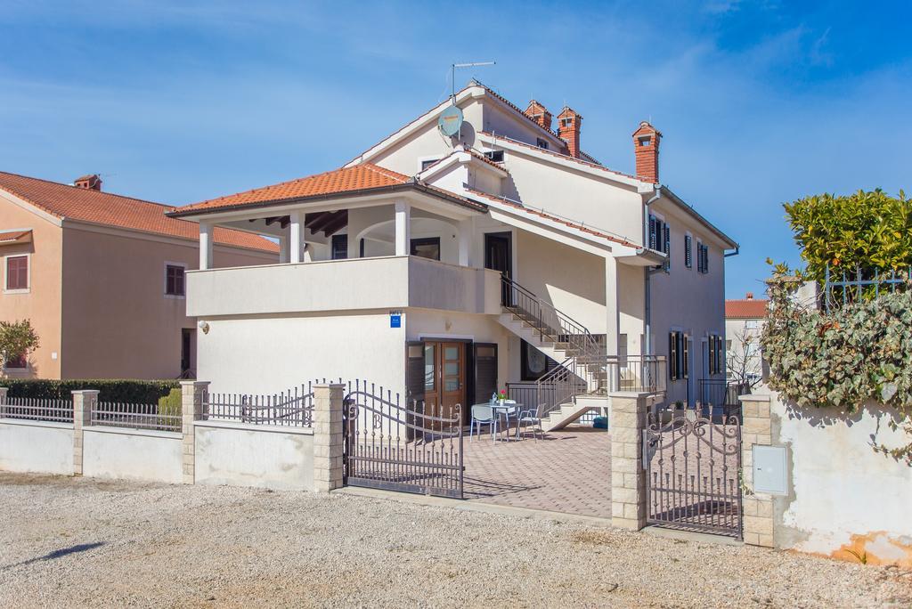 Punta B Hotel Пореч Екстериор снимка