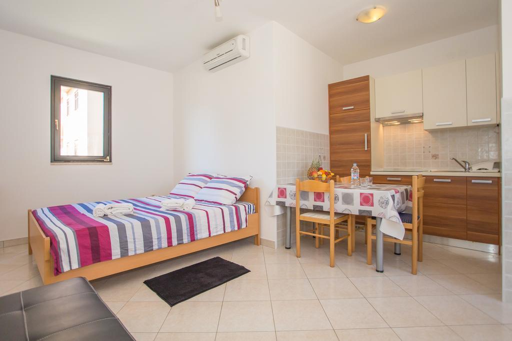 Punta B Hotel Пореч Екстериор снимка